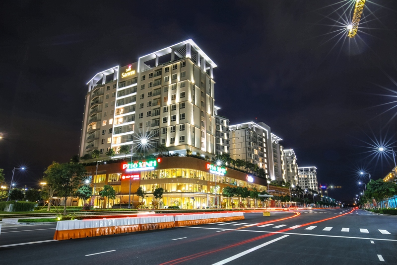 Khu căn hộ cao cấp Sarimi rực rỡ nhìn từ giao lộ Mai Chí Thọ và Bắc Nam.